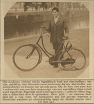 870455 Afbeelding van een jongeman bij zijn fiets, waarvan het achterwiel verbogen is geraakt bij een ongeluk op een ...